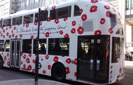 Deze mooie bus zag ik enkele weken geleden rondrijden in Londen. Zoals ik al in een eerder blogbericht schreef, waren er rond 11 november overal klaprozen ("poppies") te zien in Londen. De zin die op de bus geschreven staat, herkennen jullie vast wel? Het is de eerste regel van een oorlogsgedicht geschreven door John McCrae tijdens Eerste Wereldoorlog.