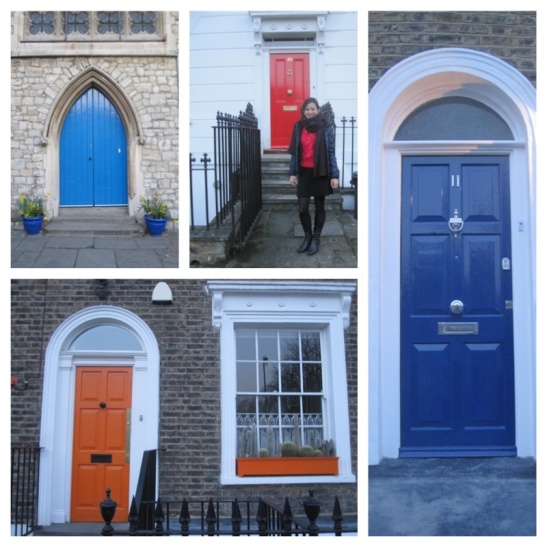 Nog meer deurtjes die we tijdens ons wandelingetje tegenkwamen. Linksonder een mooie oranje voordeur met bijpassende oranje bloempot. :-D Die verdient een prijs. De deur van het kerkje bij ons in de buurt (foto linksboven) is trouwens ook mooi gekleurd!