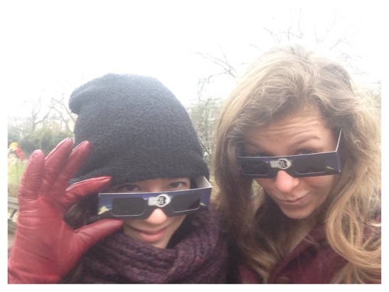 Speciale Solar Eclipse Glasses... die helaas niet helpen als er geen zon te zien is!